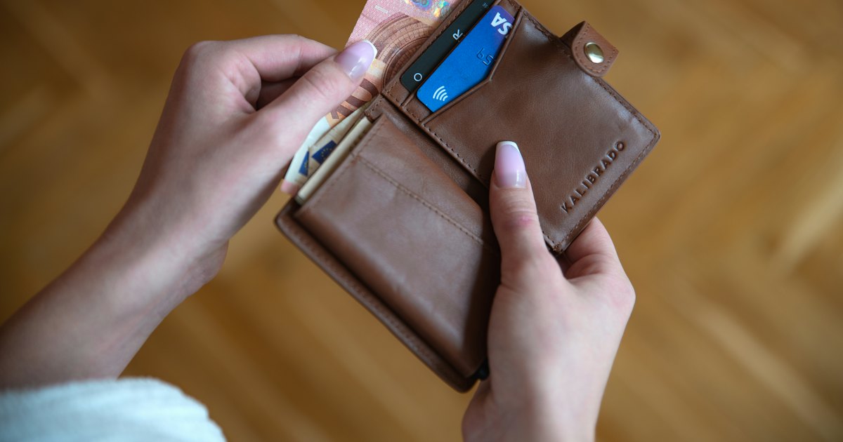Illustration of a wallet on a dark gold background